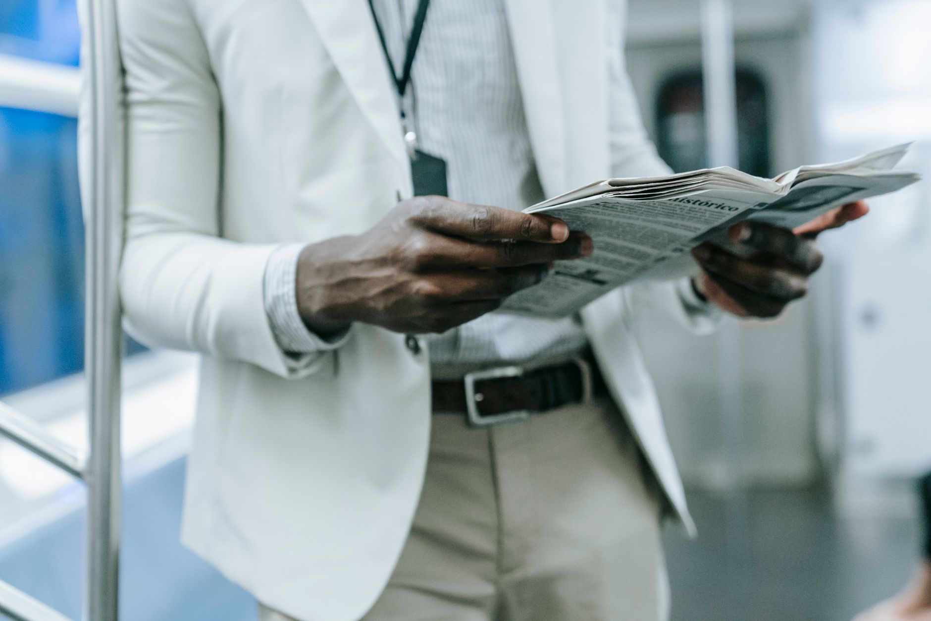 A professional in a blazer reads a newspaper while commuting on a train. — Preporuke i recenzije najboljih slotova za 2026