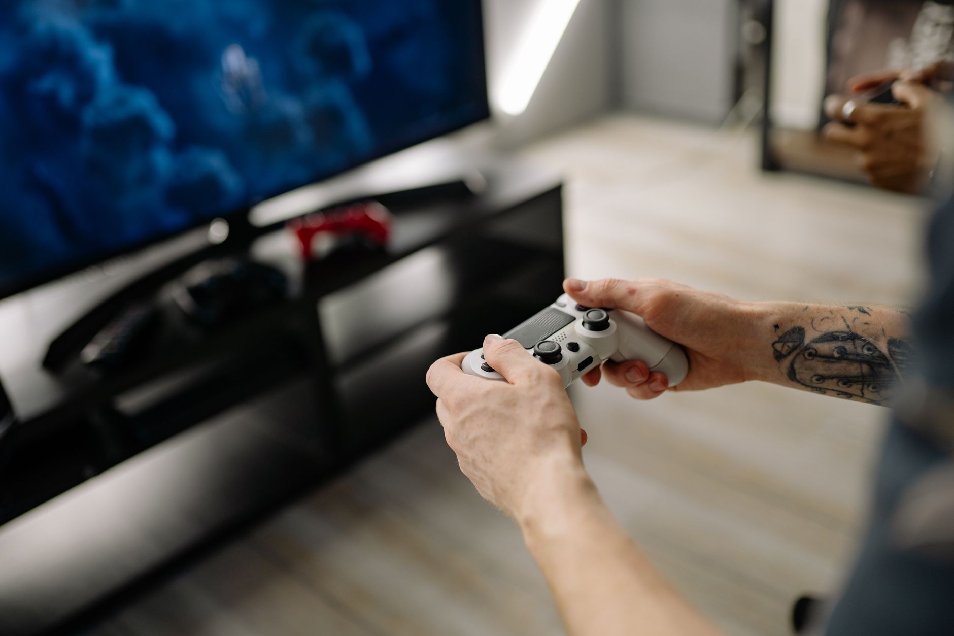 Person playing video games using a game controller indoors on a modern TV setup. — Strategie wygrywania na klasycznym automac