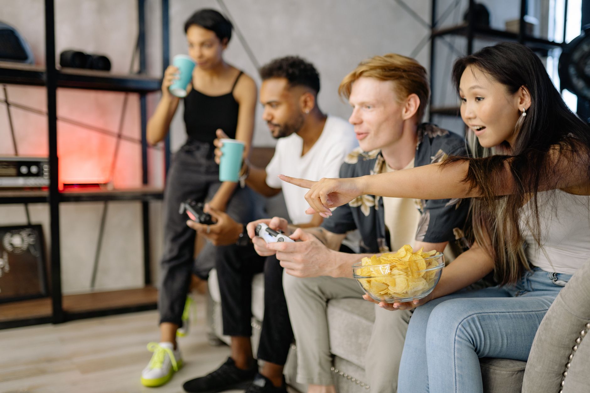 Diverse group of friends enjoying video games and snacks in a cozy living room setting. — Strategie wygrywania na klasycznym