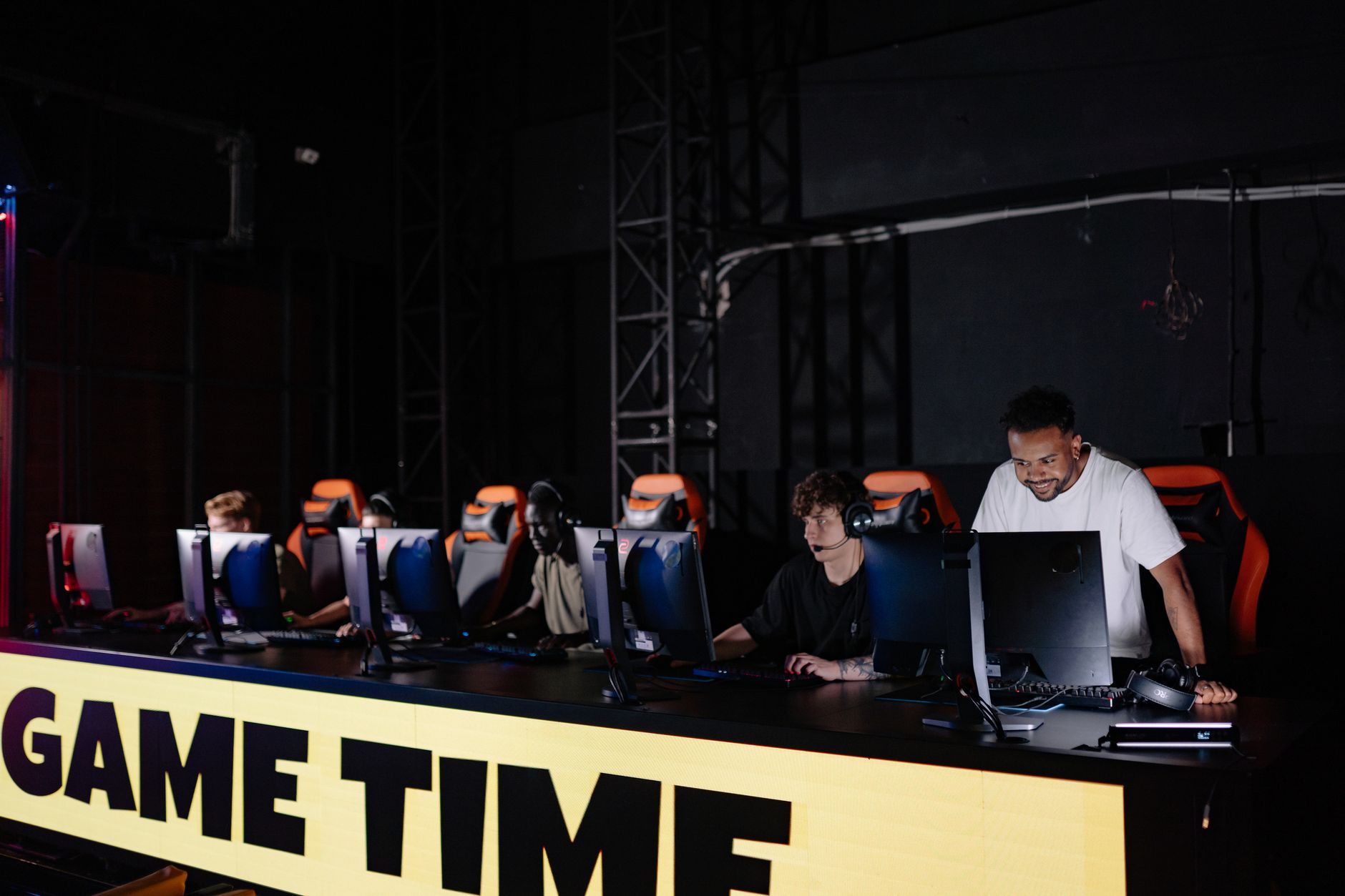 Esports team engaged in competitive gaming session indoors, showcasing teamwork and concentration. — Strategie wygrywania na